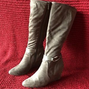 Impo stretch wedge boots